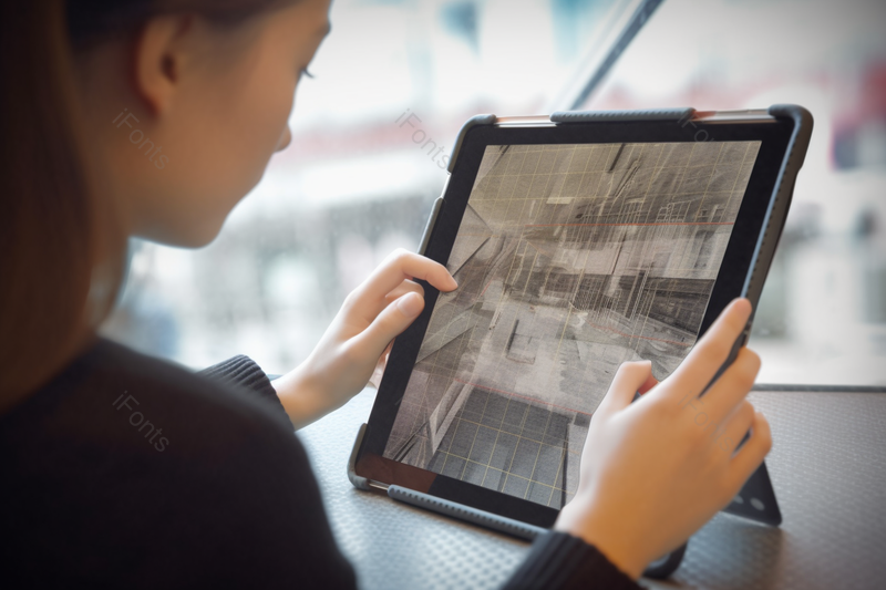 建筑设计师拿着生产工具正在画图玩IPAD,高清,摄影图,摄影图片,图片大全,摄影图免费下载